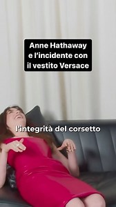 225K views · 2.4K reactions | Anne Hathaway scherza con Donatella Versace sul vestito troppo stretto firmato dalla stilista nel dietro le quinte della sfilata alla Milano Fashion Week. . . . [#IlMessaggero] #Annehathaway #donatellaversace #moda #milanofashionweek #fashion #show | Il Messaggero | Facebook