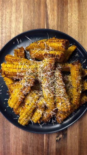 Costelinha de milho suculenta, petisco perfeito pra assistir a Copa do Mundo! Vamos aos ingredientes? 3 espigas de milho Sal Para a manteiga temperada: 70g de manteiga 1/2 colher de sopa de páprica defumada 1/2 colher de sopa de lemon pepper 1/4 de colher de chá de pimenta do reino 1/2 colher de chá de alho em pasta 1/2 colher de chá de açúcar 1/2 colher de chá de sal 1/2 colher de chá de salsinha desidratada Modo de preparo: Coloque as espigas de milho numa panela com água fria e um pouco de sa
