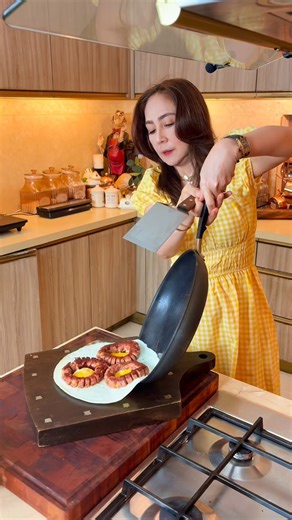 1K views · 190 reactions | Hungarian Sausage & Sunny Side Up food art for breakfast!  #sunnysideup #hungariansausage #breakfastideas #breakfast #foodarr | Mrs. BAD | Facebook