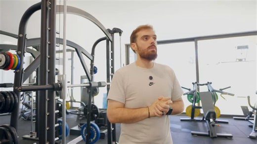 Por supuesto que en su contexto, el cambio físico de Ibai es un ejemplo de superación, pero no está ni cerca de alguien que es trabajador en una empresa currante, que se paga el gimnasio mensualmente y saca tiempo de donde sea para mantenerse en forma.Al final Ibai ha podido conseguir cambiar de físico porque tiene detrás todos los recursos económicos que le permiten haber hecho ese cambio, entrenador y máquinas a su disposición.La pregunta es si hubiese sido capaz de conseguirlo o mantenerlo co