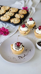 1K views · 398 reactions | Mini-Kirschtörtchen mit Mandelstreuseln...