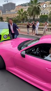 Clash violent entre une Porsche 911 rose et un Bentley Bentayga multicolore à Monaco 😳 L’homme explose de colère après l’accident… Vidéo humoristique – personnages fictifs générés par IA – pas pour enfants. #supercars #monaco #accident | Sibuet Benjamin