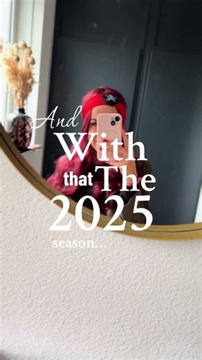 2025 Het jaar waarin ik dichter bij mezelf kwam dan ooit. Gegroeid. Geleerd. Gevoeld. Ik deed steeds vaker waar ík echt blij van word. Ondernemen vanuit mijn hart. Bouwen, dromen, creëren. Dansen, lachen, leven. Mezelf zijn, zonder me kleiner te maken. ❤️ Mensen mogen ontmoeten die passen. Mensen mogen loslaten die dat niet meer deden. Sterker geworden. Wijzer. Zachter voor mezelf. Steeds helderder voelen waar het leven écht om draait. Gefeest, gereisd, herinneringen voor het leven gemaakt. Zo v