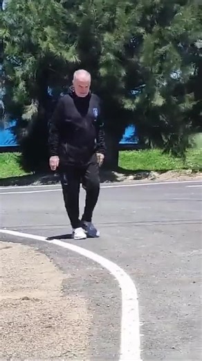 357K views · 9K reactions | LOCO LINDO: Marcelo Bielsa fue caminando hasta la salida del Complejo Celeste para saludar a los hinchas y sacarse una foto con cada uno.   juanjoacevedo7 | SportsCenter ESPN | Facebook