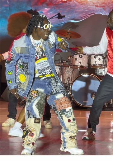 Abongo Jakabwana Performs Digi Digi at Valentine's Concert