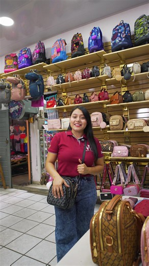 👜🔥 ¡9 carteras por solo L1,500! Aprovechá este increíble combo con 9 carteras de diferentes estilos, perfectas para emprender, revender o renovar tu colección. 💖✨ Diseños modernos, bonitos y con una excelente relación calidad-precio que tus clientas van a amar. 😍 Una oportunidad ideal para quienes quieren comenzar un negocio o aumentar su inventario. 💰📦 👇 Quedate a ver el video completo y descubrí todos los modelos que incluye este espectacular combo. 💬 #ComboDeCarteras #EmprendedorasHN 