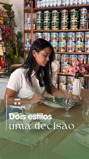 Turmalina Madeiras on Instagram: "🍃 Você prefere a leveza do vidro ou a presença da madeira maciça? A mesa de vidro traz um visual mais leve e contemporâneo. A mesa de madeira maciça carrega calor, textura e aquela sensação de casa vivida. No fim, a escolha vai além do material. Ela fala sobre estilo, rotina e os momentos que você quer construir ao redor dela. Passe na Turmalina Madeiras e descubra qual mesa combina com a sua história. 📍Espera Feliz 📍Carangola 📍Guaçuí 🎥: @somosyoumee #turma