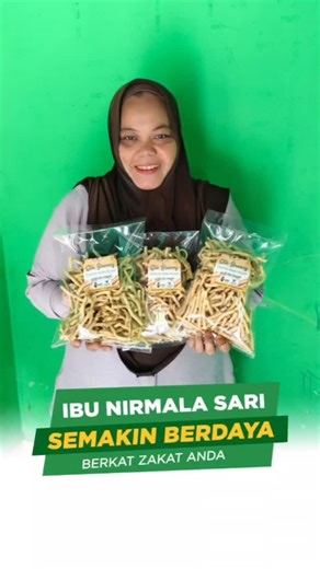 Ibu Nirmala Sari, Semakin Berdaya Berkat Zakat Anda 🤲 Melalui program UMKM Siak Kompetensi (MIKO) BAZNAS Siak, Ibu Nirmala Sari berhasil mengembangkan usaha Makanan Basah dan Kering. Alhamdulillah, usahanya kini semakin maju dan mampu meningkatkan kesejahteraan keluarga. 💬 Zakat bukan sekadar memberi, tapi juga memberdayakan. Dengan zakat Anda, BAZNAS Kabupaten Siak terus berkomitmen menghadirkan perubahan nyata dan menumbuhkan kemandirian para mustahik. ✨ Terima kasih kepada para muzaki yang 
