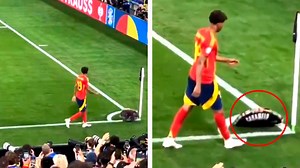Lamine Yamal se viraliza por ignorar a Caramelo, el famoso seguidor de la Selección de México