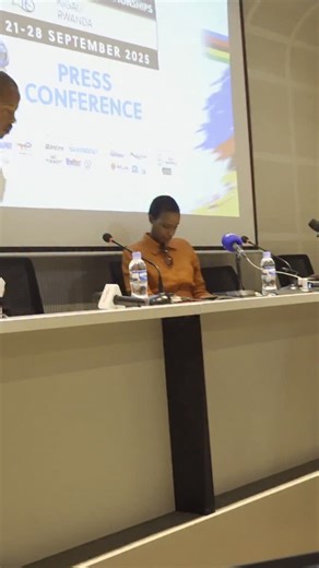 #BnBSports Muri aka kanya, Minisitiri wa Siporo Nelly Mukazayire, Perezida wa Ferwacy, Ndayishimiye Samson, n'umuyobozi mukuru ushinzwe ubukerarugendo muri RDB, Irène Murerwa, bari kugirana ikiganiro n'itangazamakuru kibanziriza shampiyona y'isi y'amagare iteganyijwe ku wa 21-28 Nzeri 2025. #Simplysports | B&B Kigali 89.7FM