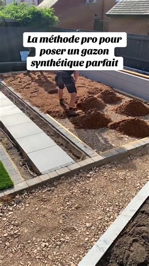 Préparation du sol, mise à niveau précise et pose soignée du gazon synthétique pour un rendu propre, net et durable. 🌱 #GazonSynthetique #AmenagementExterieur #Paysagiste #PreparationDuSol #TravauxJardin