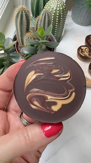 If you think a peanut butter cup is good, wait until you try cashew butter cups! Creamy, chewy and delicious and with only 5 ingredients. Make a batch and keep them in the fridge for quick and easy snacks! Recipe in comments | Helen Ridgeway Nutrition