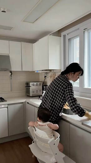 53K views · 11K reactions | 10개월 아기의 하루 EP 2. 아침 이유식 北 스스로 떠먹기 첫 성공! 날마다 자라고 있구나 아영 ,,梁 #10개월아기 #육아브이로그 #육아일상 | 아영 | Facebook