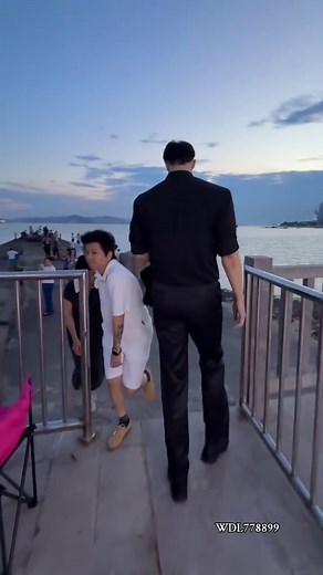 210cm Tall Guy: Real-Life Physique Reveal