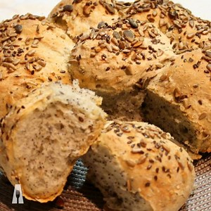 PANE AI SEMI MISTI Tra i pani fatti in casa, uno dei nostri preferiti in assoluto: ottimo sia con salumi e formaggi, che con la marmellata per una colazione da campioni! La ricetta >> http://bit.ly/PANE-AI-SEMI-MISTI | Agrodolce