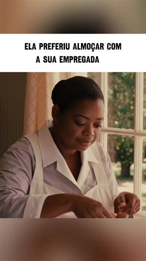 🎬 Nome: Histórias Cruzadas 🎭 Gênero: Drama / Comédia ⏱️ Duração: 2h 26min Nos anos 60, no Mississippi, Skeeter é uma garota da alta sociedade que retorna determinada a se tornar escritora. Ela começa a entrevistar as mulheres negras da cidade, que deixaram suas vidas para trabalhar na criação dos filhos da elite branca, da qual a própria Skeeter faz parte. Aibileen Clark, a emprega da melhor amiga de Skeeter, é a primeira a conceder uma entrevista. Apesar das críticas, Skeeter e Aibileen conti