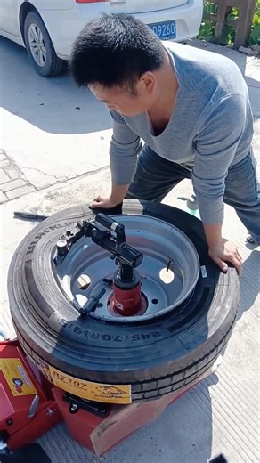 Rim installation 🛠️👷‍♀️ #auto #shorts