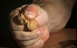 NASA黑科技！强化肌肉，秒变大力士，单手捏爆核桃