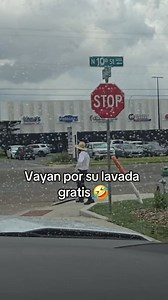 McAllen, Texas The sign spinners for Quick Quack Car Wash 🤣 🎥 Yazmín Quintanilla | RGV.me