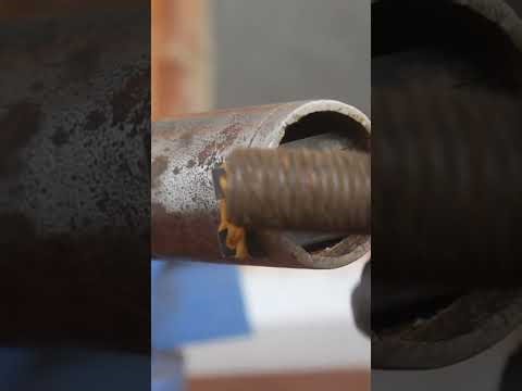 Clever tool to clean rusty bolts