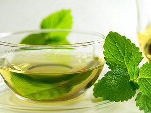 स्किन से जुड़ी समस्याओं को दूर करता है तुलसी टोनर, जानें इसके फायदे और बनाने का तरीका