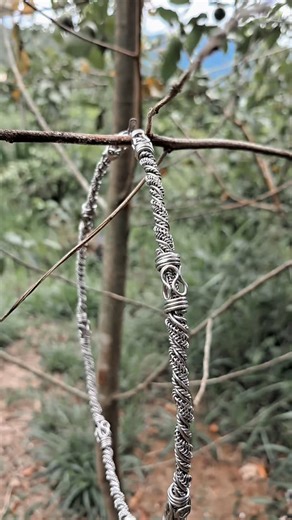Cada peça, uma jornada. Cada dobra neste metal, a superação de um desafio. ✨ ​Acredito que este seja o meu melhor trabalho até agora, e estou muito feliz em compartilhar um pouco do processo criativo com vocês. ​Nesta arte manual, cada detalhe é feito com paixão e dedicação. Da escolha do material à última torção, tudo é pensado para criar uma joia única e cheia de significado. Para mim, cada nó e cada curva representam os obstáculos que superamos na vida, transformando-os em beleza e força. ​Se