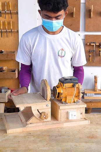 200K views · 327 reactions | DIY and Crafts Sanding Disc Paper Replacement #jig #hacks #tricks #tips #woodwork #woodworking #carpenter #carpentry #making #sanding #disc | Woodworking Crafty | Facebook