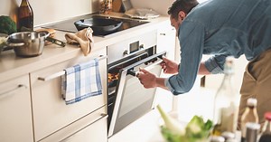 Comment bien réaliser le nettoyage d'un four à pyrolyse ?