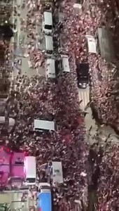 VPresident Leni Robredo making her entrance in #PasigLaban rally! Can you feel her in the air? Is there a clearer sign to those who pray and work to cleanse government and society? #LeniKikoAllTheWay #AngatBuhayLahat | La Vérité