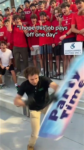 World's best sign spinner 😎 (via sign_spinner)