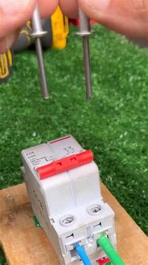 1.7K views | The electrical tip that skips the expensive connector Simple connection that actually works #SimpleElectrical #ElectricianTip #PracticalWiring | Creative Tips | Facebook