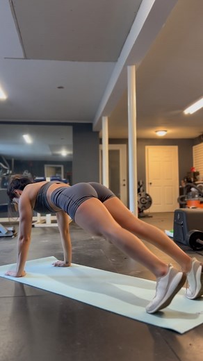 Berenice | Online fitness & nutrition coach | New year goal is to stretch more! Here’s my stretching routine 👇🏻 20-30 seconds each x 3 rounds - cobra stretch - child pose stretch - pike... | Instagram