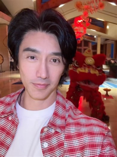 CHUANDO TAN 陈传多 on Instagram: "Happy New Year y’all :))🍊🍊 🧧🧧 They say this Lion Dance video carries powerful prosperity for 2026 ! ✨ See it. Like it ❤️ Receive it 😍🫶 祝大家马年行大运，马上发财，马到成功，身壮如马，好事连连，岁岁平安 🧧🧧😎🫶"