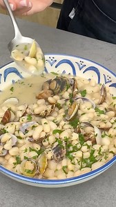 Alubias con almejas Un plato de cuchara sutil y con un sabor increíble, porque no siempre vamos a acompañar a las judías o habichuelas con chorizo 😅▪️Ingredientes:300 g de alubias o judías blancas secas400 g de almejas2 cebollas4 ajos1 hoja de laurel8-10 hebras de azafrán1 cucharada de harina de trigo100 ml de vino blanco200 ml de aguaPerejil fresco picadoAceite de oliva virgen extraSal▫️En una olla echamos las alubias remojadas la noche anterior con una cebolla cortada en 4 trozos, 2 dientes d
