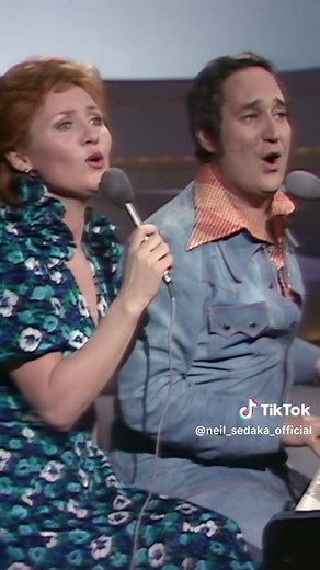 Neil Sedaka live: Laughter in the Rain feat. Lulu
