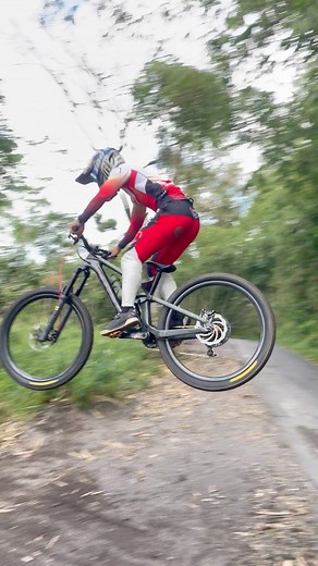 Smooth jumping #mtb #mtbindonesia #sorotansemuaorg #SorotanPublik #downhill #semua #pengikut #trekbike #sorotan | Rendy Varera Sanjaya