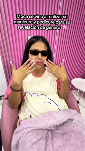 Revelación de género de Moca: manicure y pedicure para su baby shower