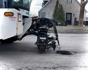 Les nids-de-poule n'ont qu'à bien se tenir devant la Python 5000! Cette colmateuse automatisée tout-en-un transporte cinq tonnes d'asphalte🤯. Opérée par une personne, elle peut accomplir seule tout le travail nécessaire au remplissage d'un nid-de-poule. Aidez-la à boucher le plus grand nombre de ces trous indésirables : signalez ceux que vous voyez sur votre passage. Voici comment ➡️ https://bit.ly/appliqc311 | Ville de Québec