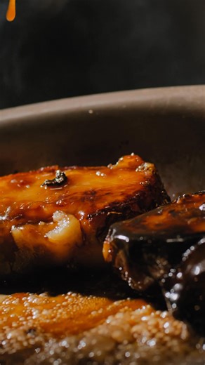 At LaPlaya Beach & Golf Resortort, Executive Chef Hector Espinosa brings a career shaped by global flavors, disciplined kitchens and a deep respect for craft. We sat down with Espinosa to talk about the culinary influences that define his cooking, what continues to draw him to the kitchen and the advice he offers the next generation of chefs finding their footing in a demanding industry. 🎥 Purcell Video Agency #sponsoredcontent #whosinthekitchen | Gulfshore Life