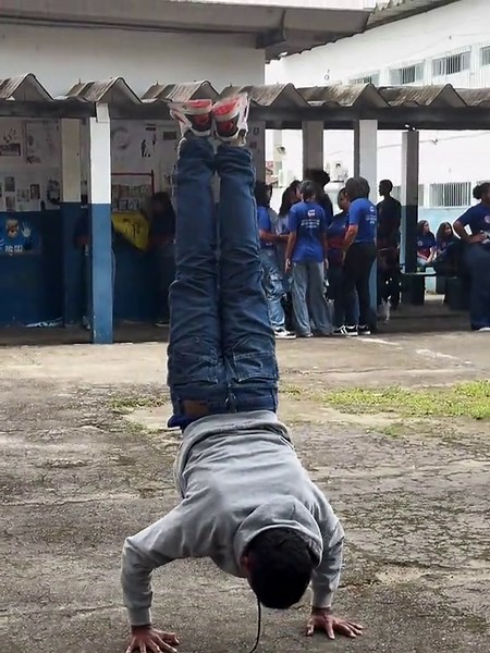 Intervalo da escola virou treino. Evolução não espera.💪🗿☠️ #calisteniabrasil #streetworkout #foco #escola #calisthenics