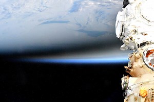 Una mancha en la Antártida: así fue el eclipse solar del 4 de diciembre visto desde la Estación Espacial Internacional