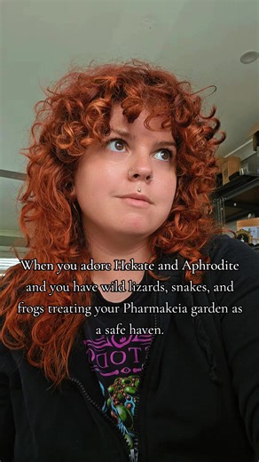 I also have Magpie's bring me bones, and knock on my window at Hekate's altar to ask for their snacks. 🥹 I feel a bit magical in my garden. 🍀 The Oracle's of Nature will ALWAYS be so valuable to me. ✨️