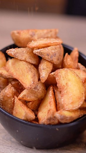 18 reactions | Crispy,golden perfection! #foodie #crispygoodness #potatowedges #foodlovers #reels #tastytreats #foodiegram | Al Shams Chicken & Sandwiches | Facebook