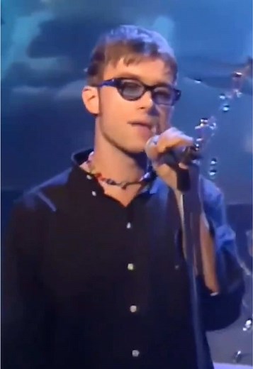 M.O.R live on Top Of The Pops, 1997 #blur #altmusic #livemusic