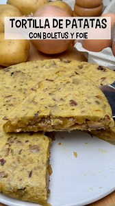 🥚🍄 Publi. TORTILLA DE BOLETUS CONFITADOS (Y FOIE) 😋 Es una locura de buena, muy de darse el capricho. 🔥 GUARDA este reel para hacerla cuando quieras. ✈️ COMPÁRTELO con quien se enamora de los boletus. 💬 CUÉNTAME: ¿tortilla más cuajada o bien jugosita? 📝 INGREDIENTES (4 p.) 🔹 6 huevos 🔹 2 yemas extra 🔹 500 g de patatas 🔹 300 g de boletus (yo usé congelados) 🔹 1 cebolla grande 🔹 1 ramita de tomillo 🔹 1 ramita de romero 🔹 1 hoja de laurel 🔹 2 ajos pelados y machacados 🔹 Aceite de ol