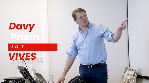 Een routeplanner voor onze campussen, vrije parking vinden via een community, aanwezigen in de les registreren op basis van scannen, dartspijltjes en tafelvoetbalballetjes beschikbaar maken via studentenkaart, een systeem om verloren voorwerpen sneller terug te vinden,... Dit zijn enkele ideeën die studenten toegepaste informatica hebben uitgewerkt tijdens een hackaton eind vorige maand. Er werd geïnspireerd door middel van workshops, gebrainstormd, ideeën uitgewerkt en geleerd hoe je overtuigen