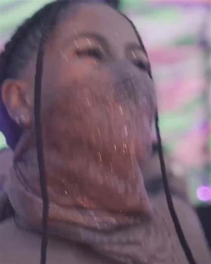 LIMBU on Instagram: "Quando você é um DJ novato na cena, é comum existir a expectativa de que geralmente produza ou toque músicas para “agitar” a pista e, consequentemente, fazer a carreira crescer cada vez mais. Quanto toquei na @dropopenair , em 2024, durante o amanhecer, decidi fazer um pouco diferente. Levei uma vibe mais imersiva e hipnótica, e o que me surpreendeu foi que, mesmo indo na contramão, a pista reagiu muito bem. A música do vídeo se chama “Infinity Loop”. Curiosamente, nunca fal