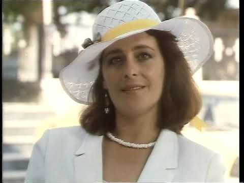 ΕΔΩ ΕΙΝΑΙ ΒΑΛΚΑΝΙΑ (ή ΤΟ ΚΑΦΕΝΕΙΟ ΤΗΣ ΩΡΑΙΑΣ ΕΛΕΝΗΣ), (Κωμωδία, Βασίλης Μπουντούρης - 1985)