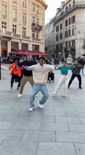 Flash Mob Fusion Wave — When Strangers Dance Together 🌍