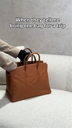 - When they tell me bring one bag for a trip... 只能帶一個手袋去旅行的話🤫 🌟 Birkin Shadow 35 Gold 🌟 Birkin Shoulder 29 Etoupe 🌟 Kelly To Go Noir - Get yours Hermès with GINZA XIAOMA Most trusted Hermès expert from Japan👜 Hundreds of Birkin Kelly at your Finger tip🕵️‍♀️ #Ginzaxiaoma #hermesbirkin #Hermesbirkinshoulder #hermesKellytogo #hermesgold | Ginza Xiaoma HK